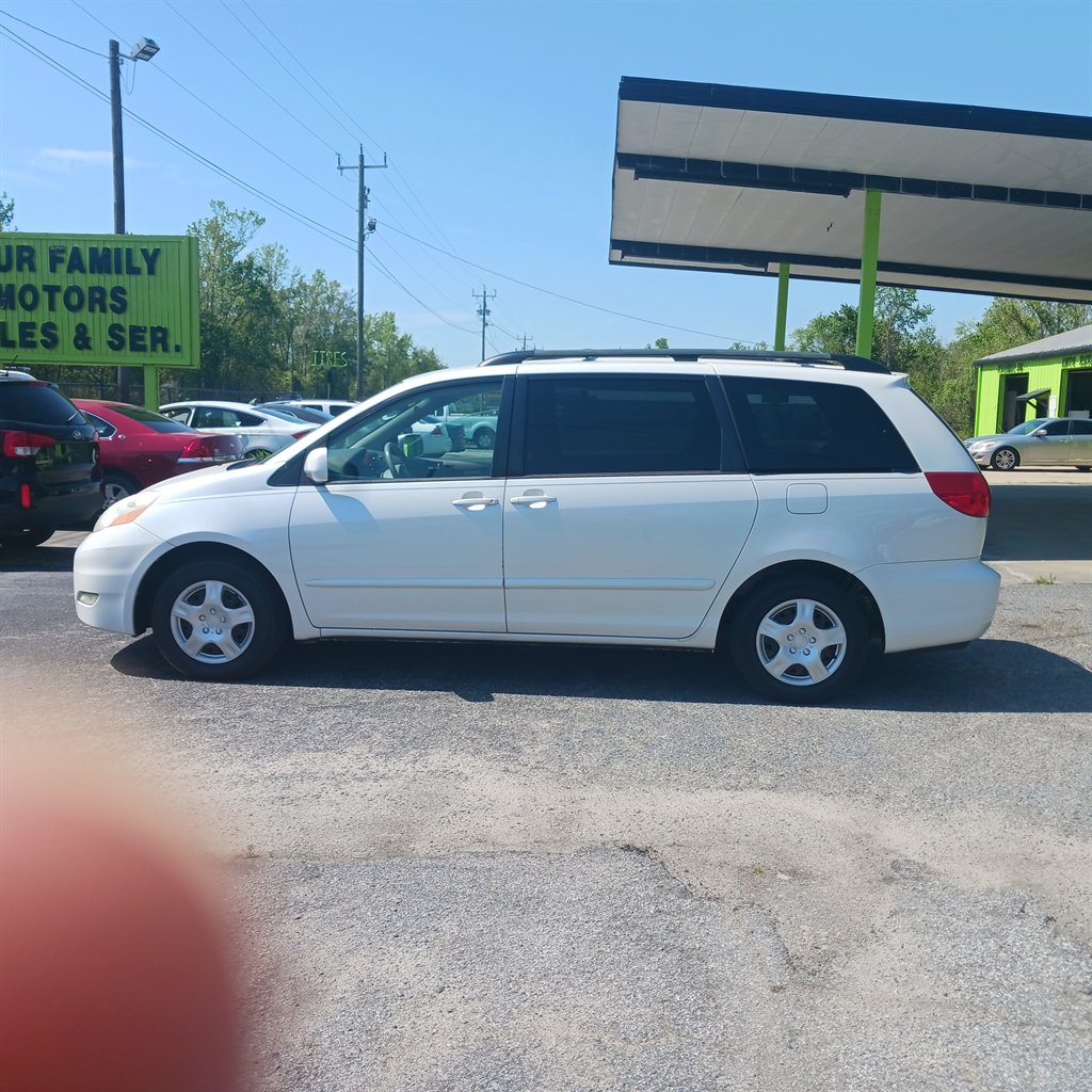 2007 Toyota Sienna XLE's photo